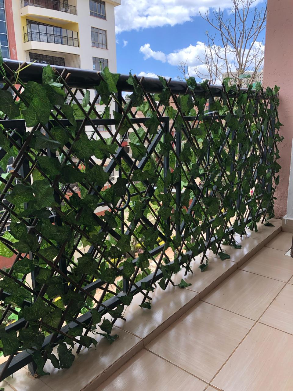 Close view of the artificial leaves and expandable frame