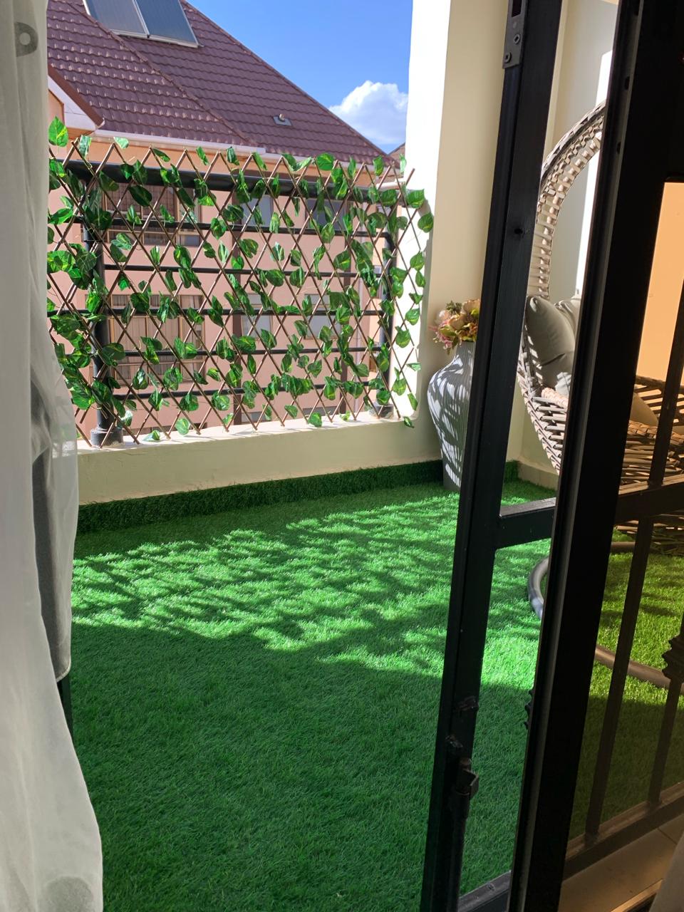Expandable privacy fence creating shade and privacy on a balcony